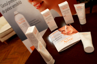 Concursuri online: Castiga un set Avene: halat de baie, geanta laptop si cosmetice Avene