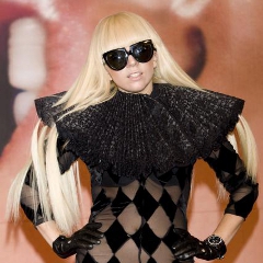 Video: Lady Gaga are dinti de argint