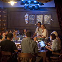 Romanii ies la masa la restaurant pentru a fi serviti si pentru a socializa