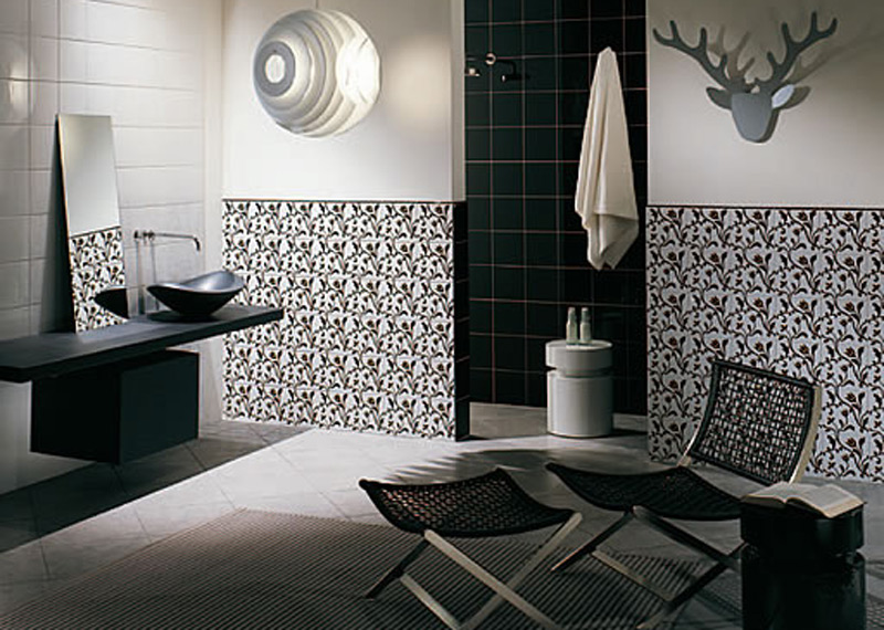 In baia matrimoniala au fost apicate multe placi ceramice decorative,