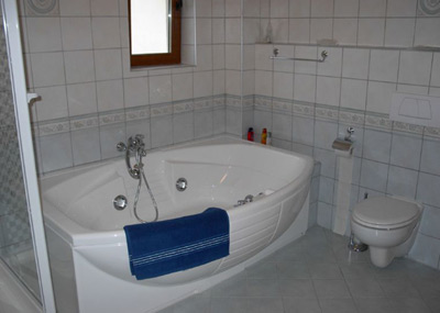 Baia a fost utilata cu toate necesitatile unei familii moderne. Gazdele