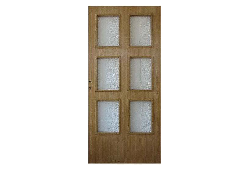 Usa celulara acoperita cu furnir de stejar. Acest model este disponibil