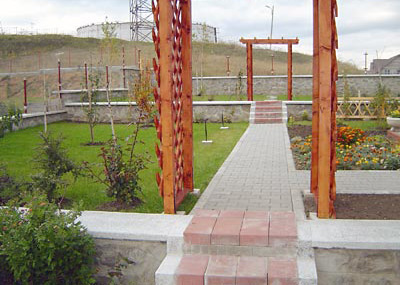 Daca te bucuri de o gradina mare, este si pacat sa nu pavezi zonele