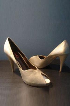 Pantof elegant din saten bej-auriu cu toc extrem de confortabil.