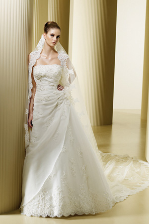 Rochie de mireasaBien Savvy, colectia La Sposa 2009.
&nbsp;