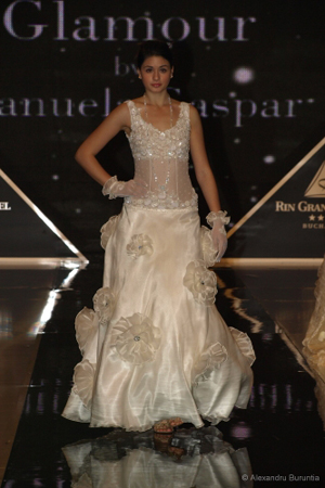 Rochie de mireasa cu flori din tull