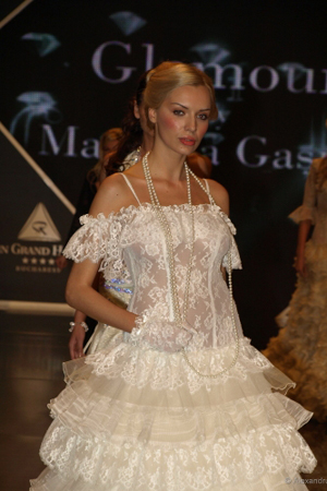 Rochie de mireasa cu jocuri de volanase