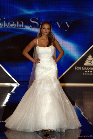 Rochie de mireasa stil sirena cu volanase