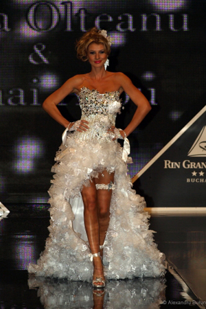 Rochie de mireasa extrem de sexy, cu cristale