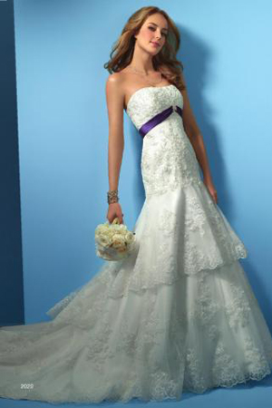Rochie de mireasa cu panglica mov
