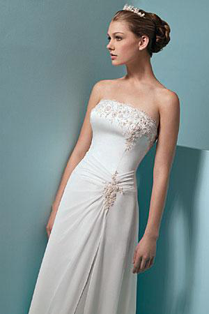 Rochie de mireasa cu aplicatii roz