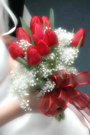Buchet de mireasa cu lalele rsii si floarea miresei