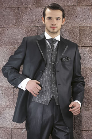 Costum pentru mire disponibil in magazinele NarMan.
&nbsp;