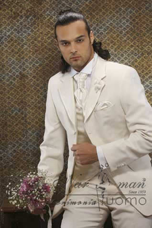 Costum pentru mire disponibil in magazinele NarMan.
&nbsp;