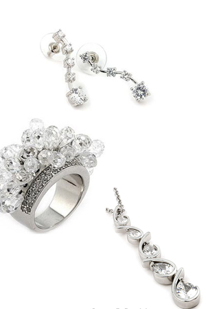 Set de bijuterii pentru mireasa.
Colier disponibil in magazinele