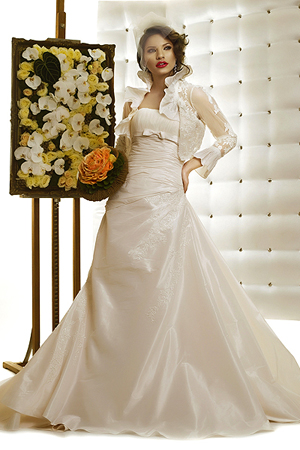 Rochie de mireasa disponibila in magazinele Bien Savvy.