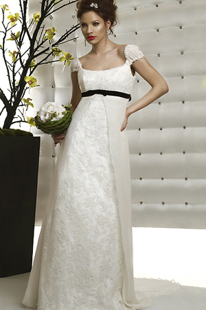 Rochie de mireasa disponibila in magazinele Bien Savvy.
&nbsp;