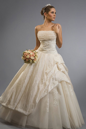 Rochie de mireasa disponibila in magazinele Calin events.
