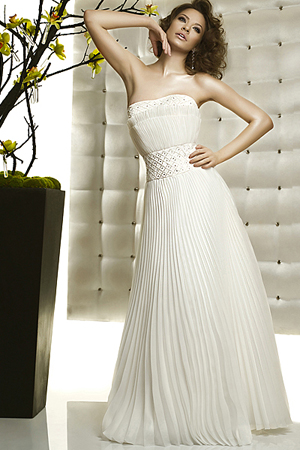Rochie de mireasa disponibila in magazinele Bien Savvy.
&nbsp;