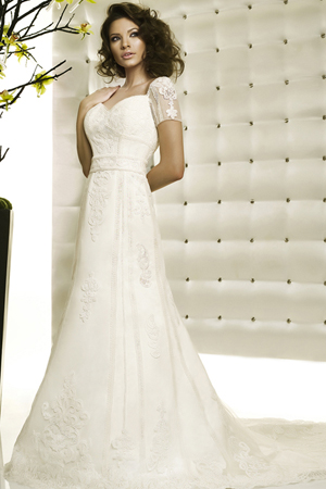 Rochie de mireasa disponibila in magazinele Bien Savvy.
&nbsp;