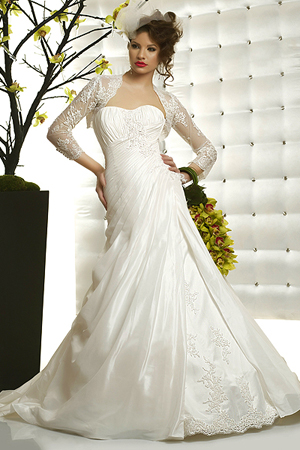 Rochie de mireasa disponibila in magazinele Bien Savvy.
&nbsp;