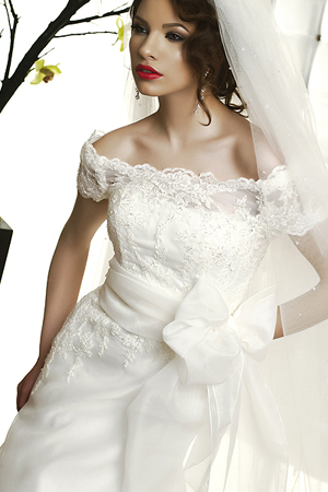 Rochie de mireasa disponibila in magazinele Bien Savvy.
&nbsp;