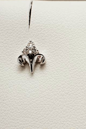 Cercei cu design elegant si cu diamante