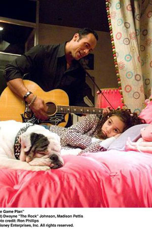 �n PLAN DE JOC, Dwayne �The Rock� Johnson joacă rolul fundaşului