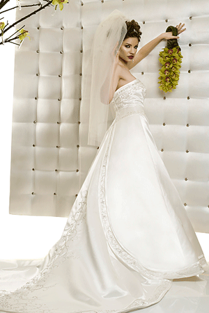Rochie de mireasa disponibila in magazinele BienSavvy. &nbsp;