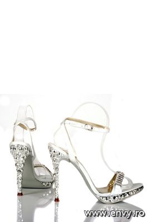 Sandale disponibile in magazinele StarShinerS.
