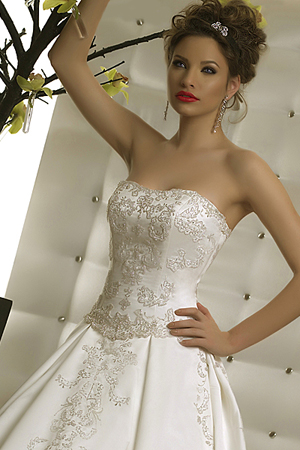 &nbsp; Rcohie de mireasa disponibila in magazinele BienSavvy.