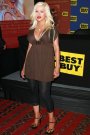 Tot din seria gravidutelor Christina Aguilera promovand DVD-ul Back