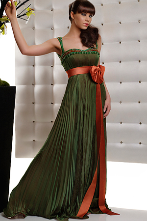 Rochie de seara disponibila in magazinele Bien Savvy.&nbsp;