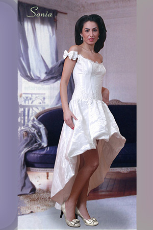 Rochii de mireasa disponibile in magazinele Divine.