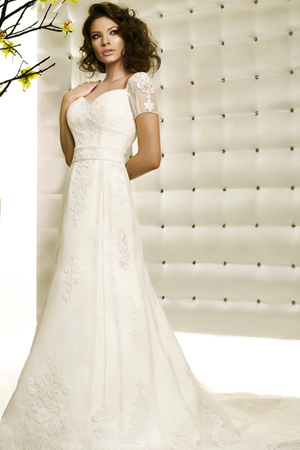 Rochie de mireasa disponibila in magazinele Bien Savvy. &nbsp;