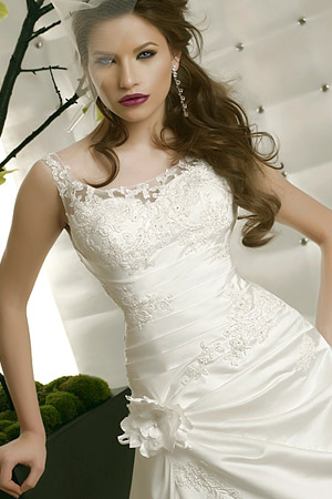 Rochie de mireasa disponibila in magazinele Bien Savvy.