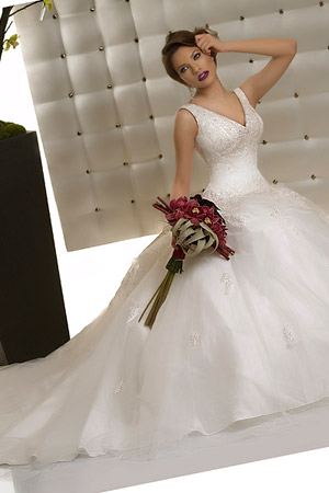 Rochie de mireasa disponibila in magazinele Bien Savvy.