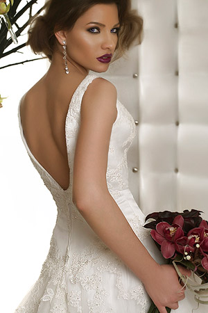 Rochie de mireasa disponibila in magazinele Bien Savvy.