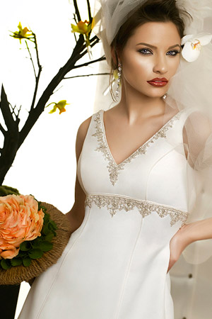 Rochie de mireasa disponibila in magazinele Bien Savvy.
