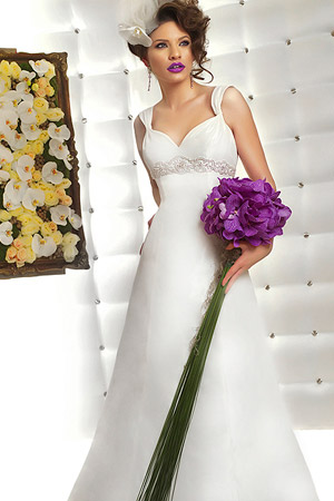Rochie de mireasa disponibila in magazinele Bien Savvy.