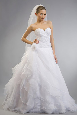 Rochie de mireasa disponibila in magazinele Calin Events.