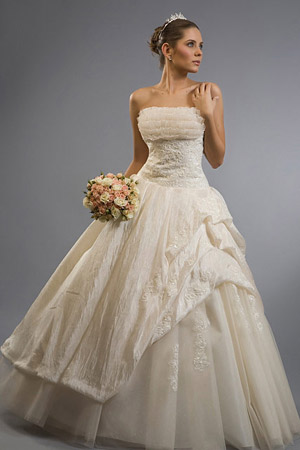 Rochie de mireasa disponibila in magazinele Calin Events.