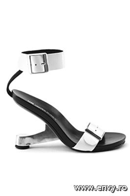 Sandale disponibile in magazinele Passion Shues.&nbsp;