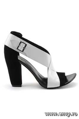 Sandale disponibile in magazinele Passion Shues.&nbsp;