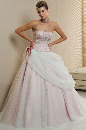 Cele mai frumoase rochii romantice pentru mirese - Rochie de mireasa disponibila in magazinele Avangarde Brides, colecia - Slide 1 din 13
