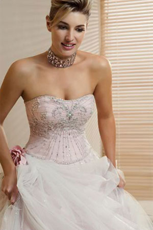 Rochie de mireasa disponibila in magazinele Avangarde Brides, colecia