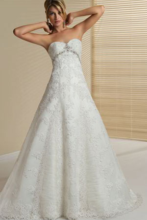 Rochie de mireasa disponibila in magazinele Avangarde Brides, colecia