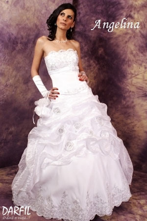 Rochie de mireasa disponibila in magazinele Darfil.
