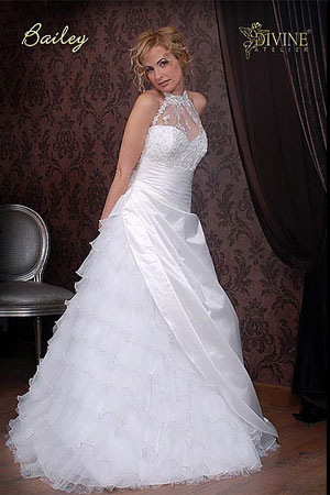 Rochie de mireasa disponibila in magazinele Divine.
&nbsp;