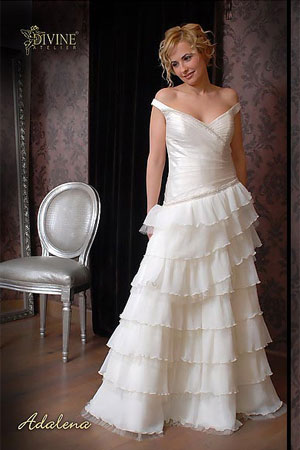 Rochie de mireasa disponibila in magazinele Divine.